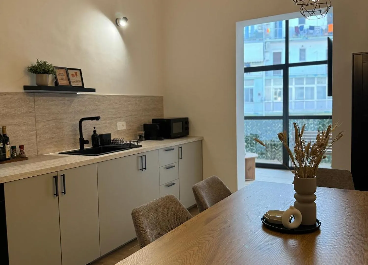 Spacious 4 Room Apartment, 8Min Walk To Old Town, Free Parking, All New Бари Апартаменты