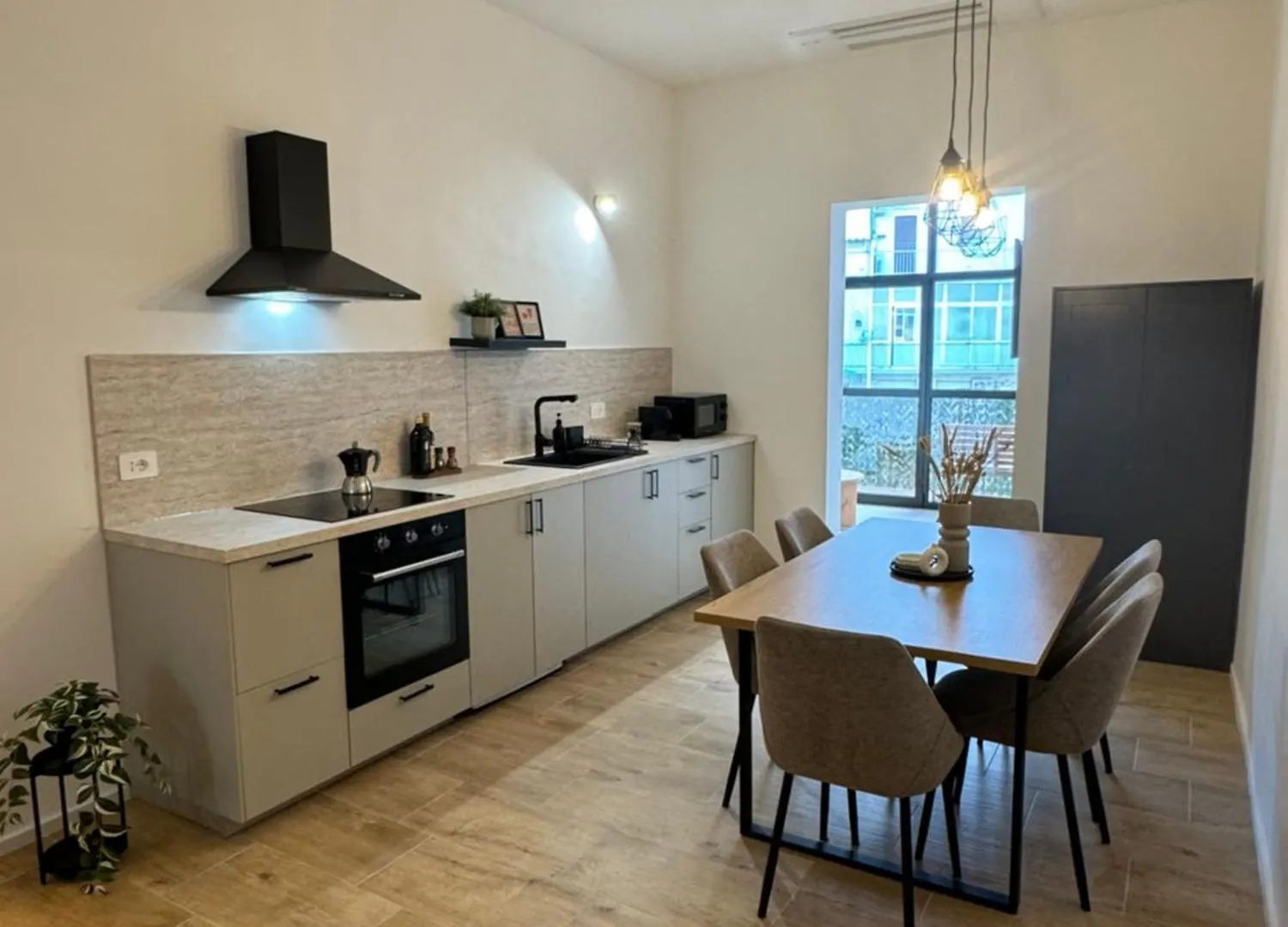 Spacious 4 Room Apartment, 8Min Walk To Old Town, Free Parking, All New Бари