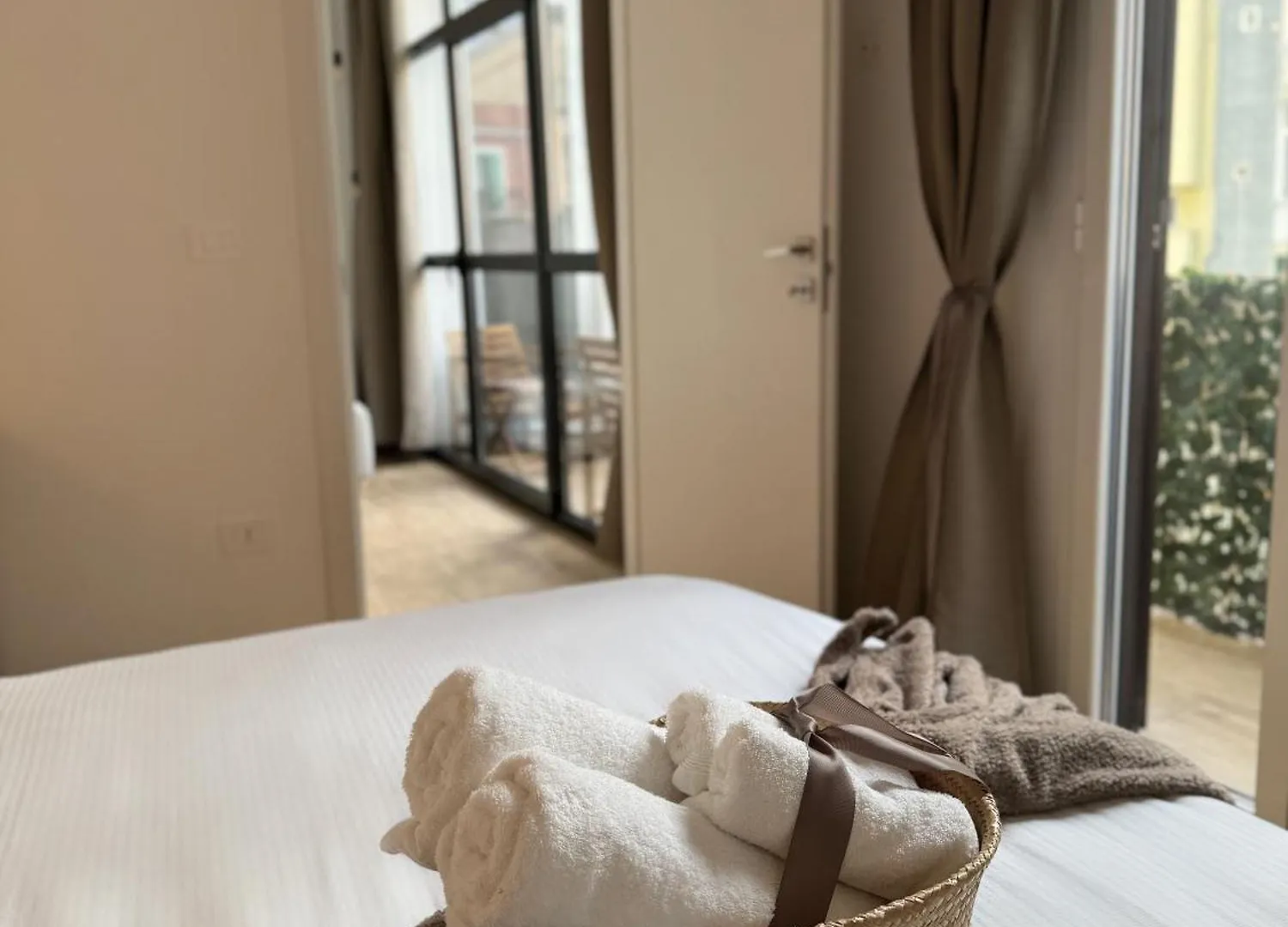 Апартаменты Spacious 4 Room Apartment, 8Min Walk To Old Town, Free Parking, All New Бари