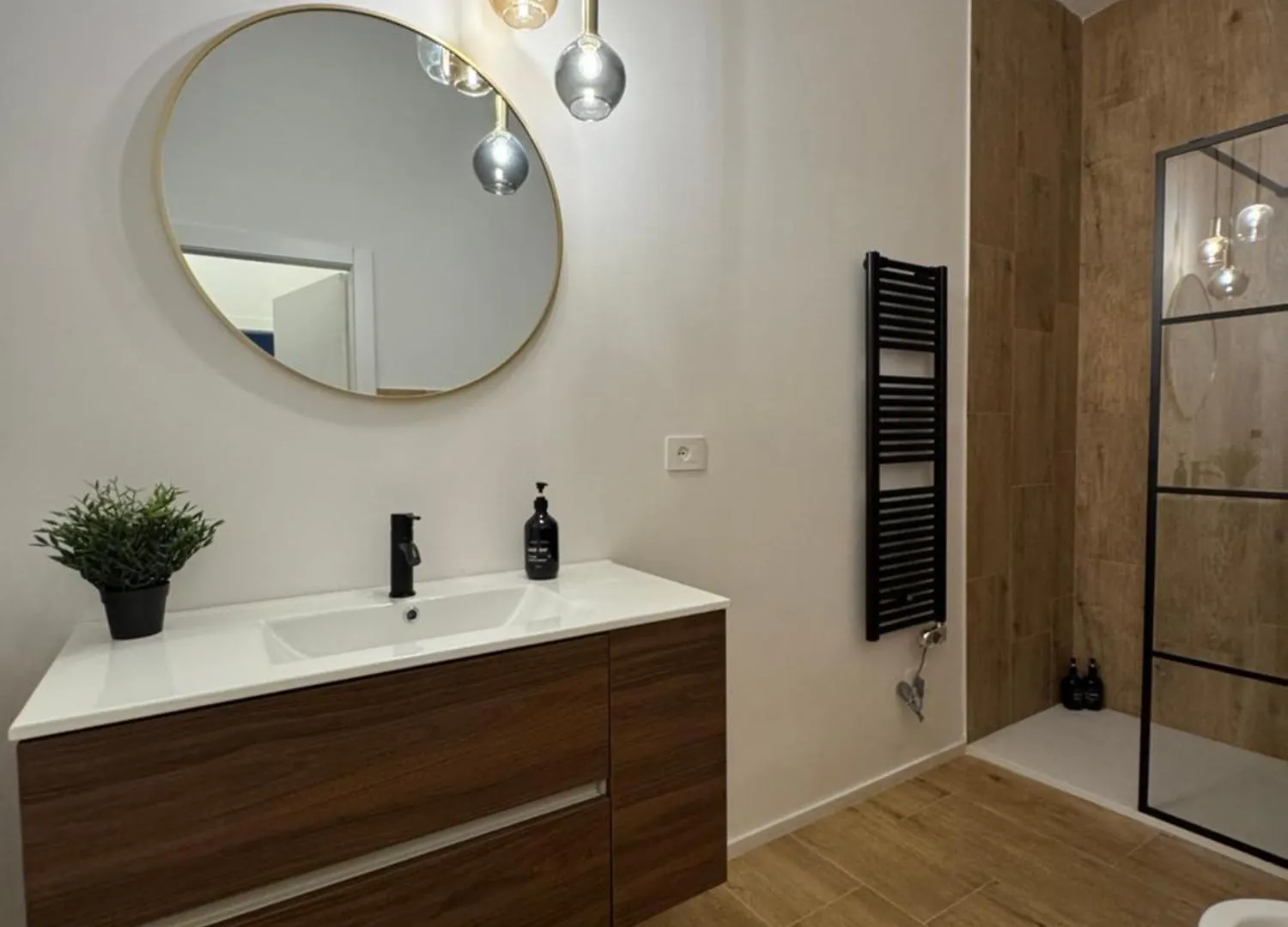 Spacious 4 Room Apartment, 8Min Walk To Old Town, Free Parking, All New Бари Италия
